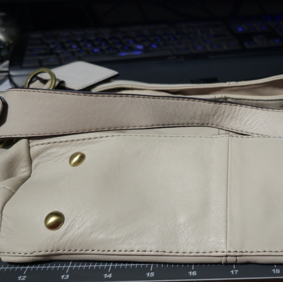 Tignanello Beige 100% Leather Large Shoulder Bag Purse Magnet Close Stud Bottom - Picture 16 of 16